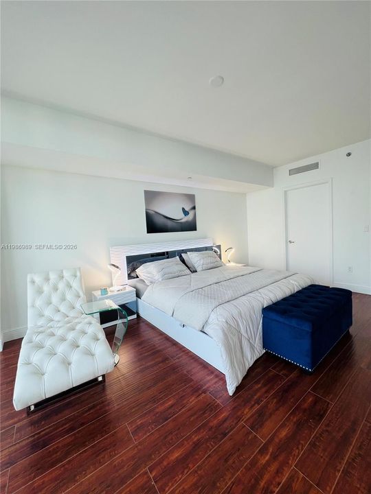 For Sale: $624,900 (1 beds, 1 baths, 984 Square Feet)