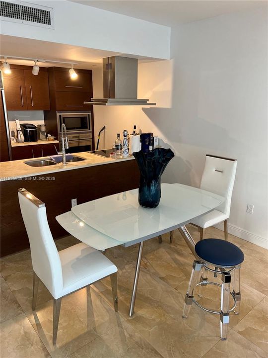 For Sale: $624,900 (1 beds, 1 baths, 984 Square Feet)