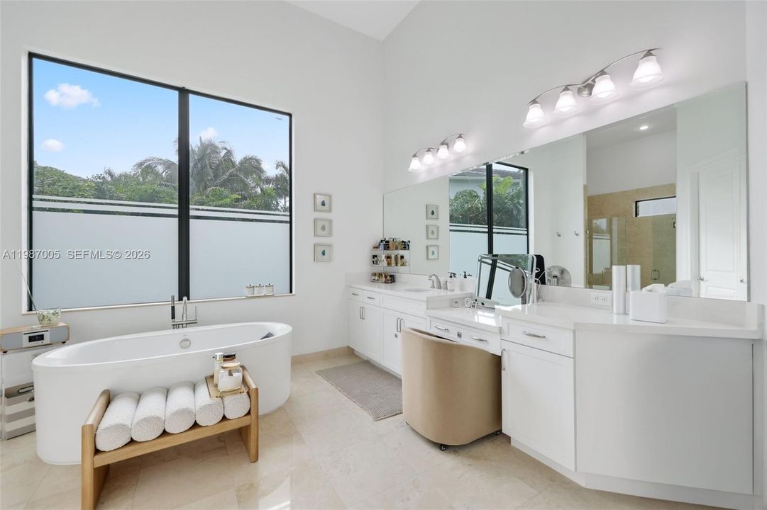 Recently Rented: $25,000 (6 beds, 5 baths, 4955 Square Feet)
