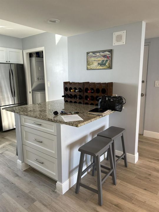 KITCHEN-ISLAND DINING