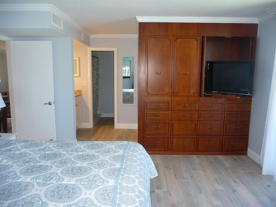 MAIN BEDROOM