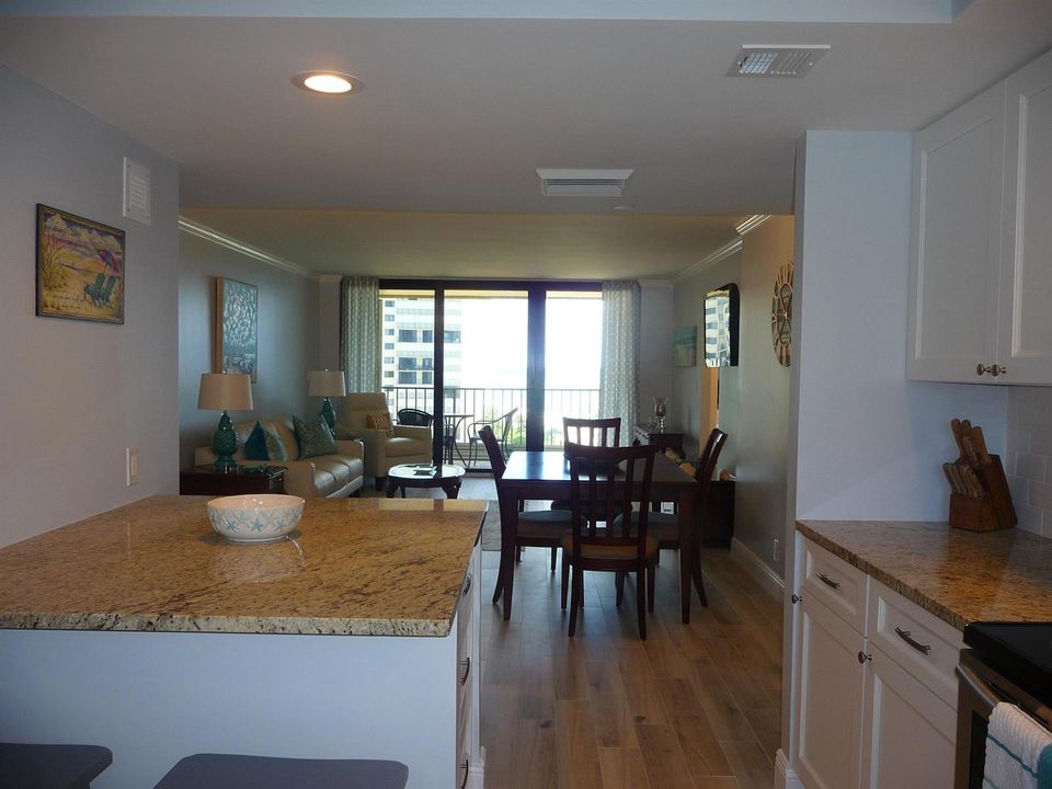KITCHEN,DINING/LIVING RM,BALCONY