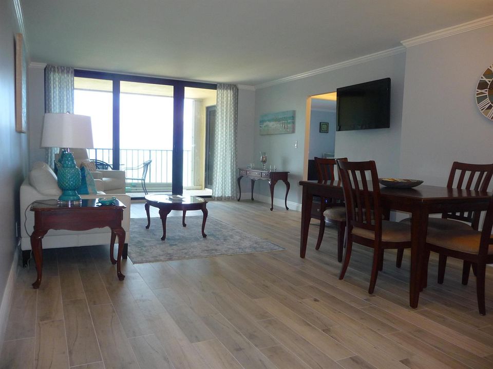 DINING/LIVING RM