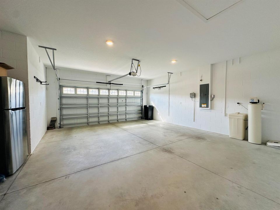 2 CAR GARAGE