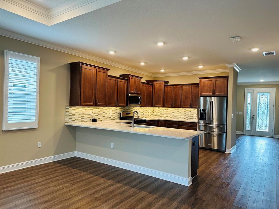 KITCHEN QUARTZ COUNTER