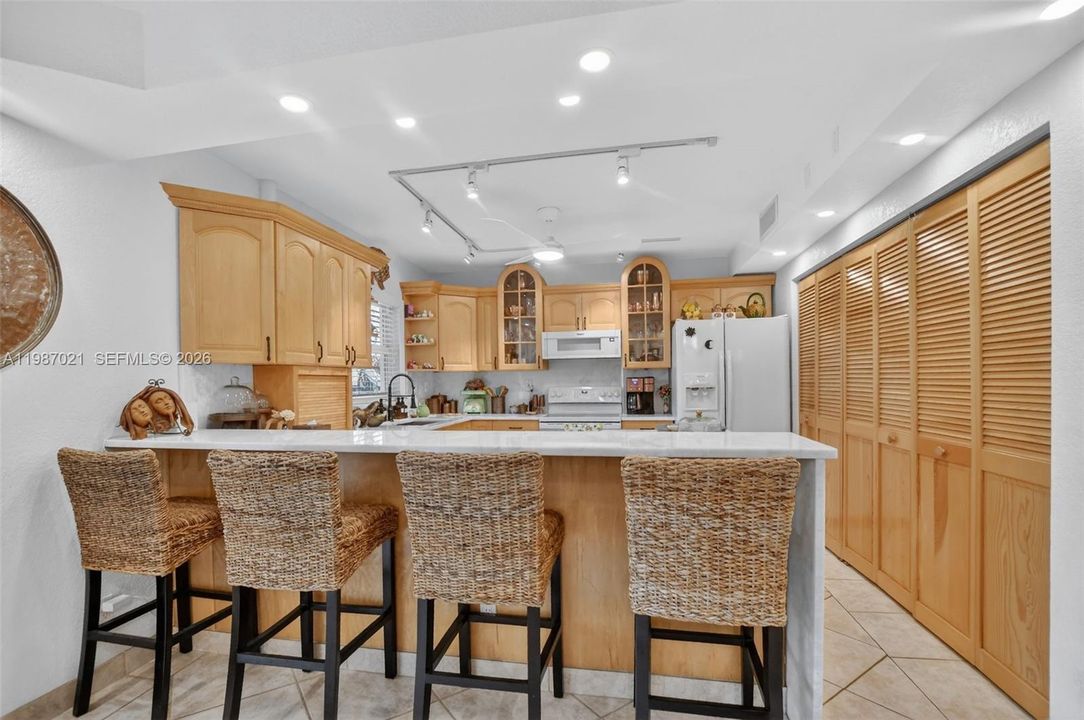 На продажу: $585,000 (2 спален, 2 ванн, 1643 Квадратных фут)