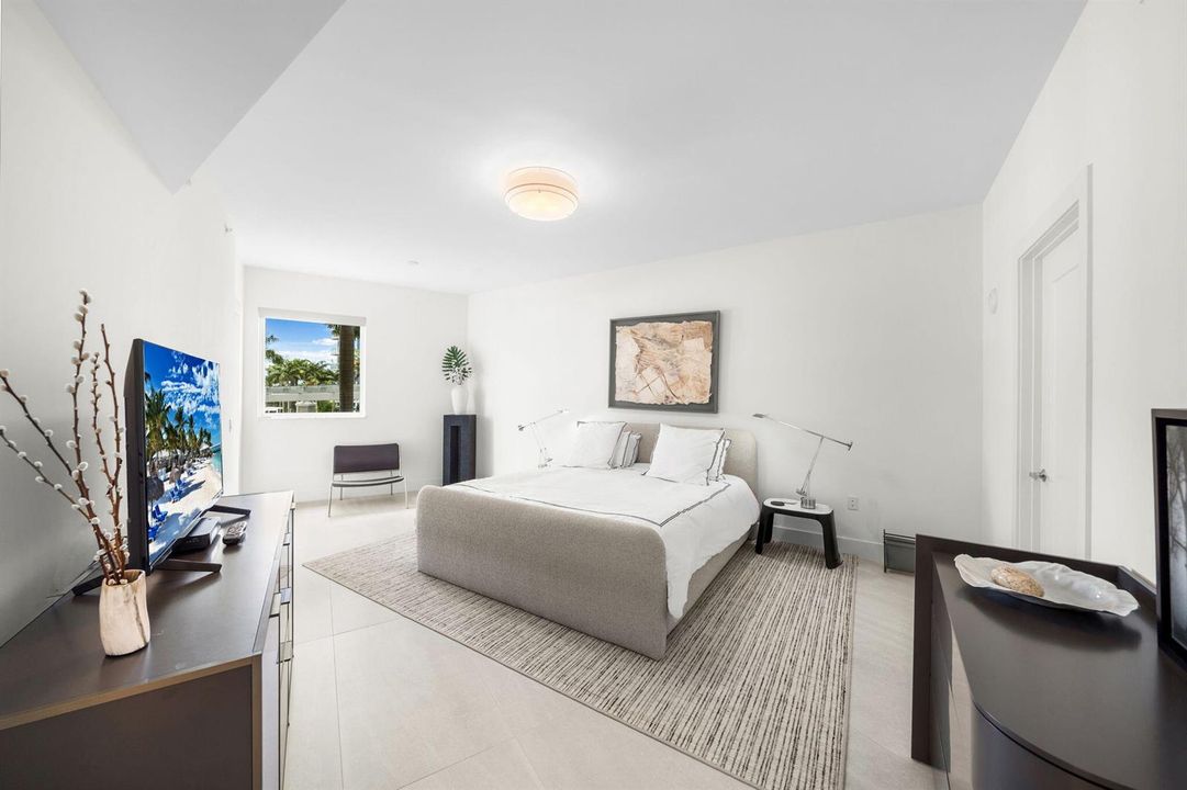Guest Suite 2 with En-suite Bath