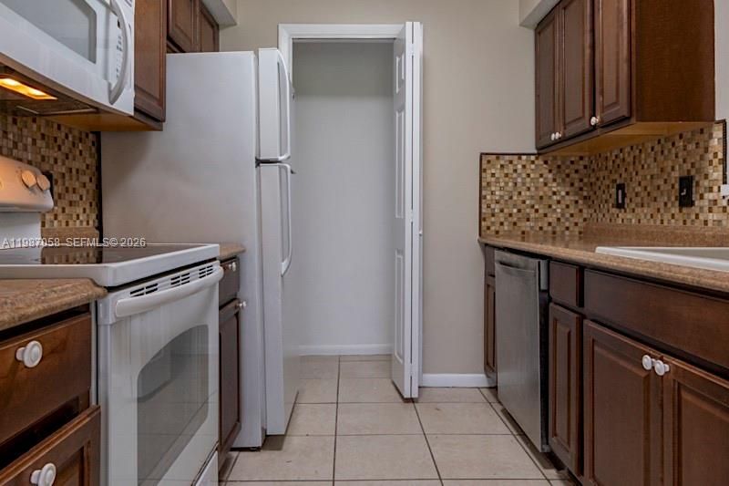 For Rent: $1,900 (2 beds, 2 baths, 884 Square Feet)
