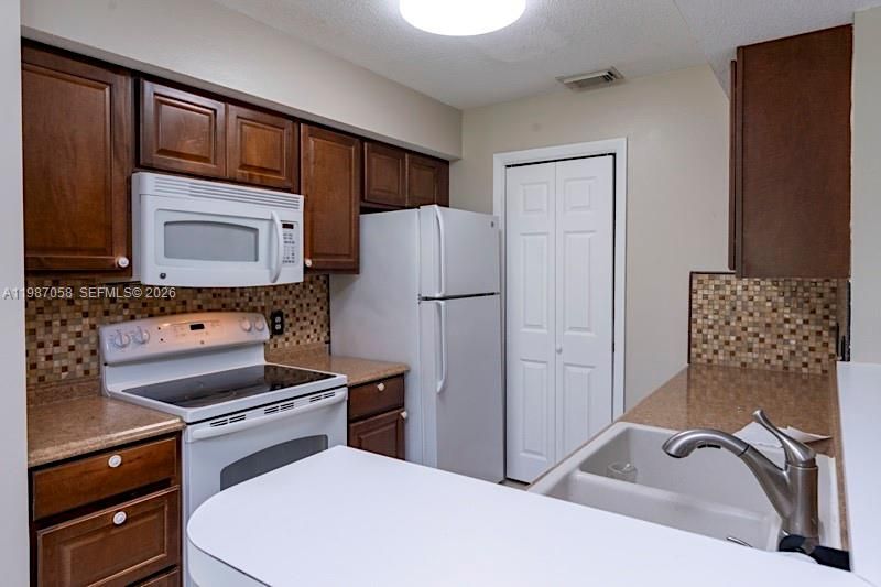 For Rent: $1,900 (2 beds, 2 baths, 884 Square Feet)