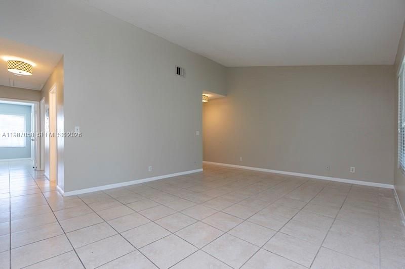 For Rent: $1,900 (2 beds, 2 baths, 884 Square Feet)