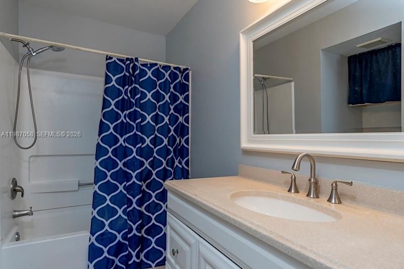 For Rent: $1,900 (2 beds, 2 baths, 884 Square Feet)
