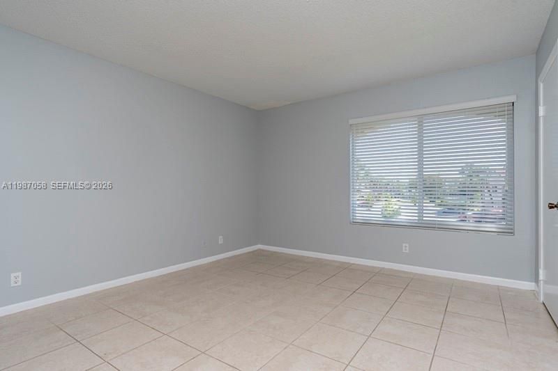 For Rent: $1,900 (2 beds, 2 baths, 884 Square Feet)