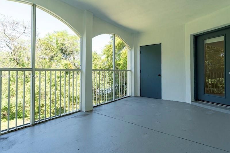 For Rent: $1,900 (2 beds, 2 baths, 884 Square Feet)