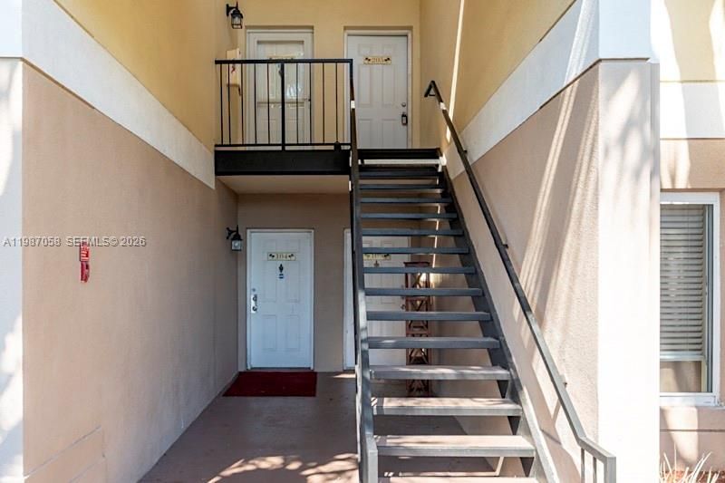 For Rent: $1,900 (2 beds, 2 baths, 884 Square Feet)