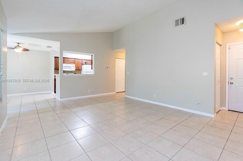 For Rent: $1,900 (2 beds, 2 baths, 884 Square Feet)