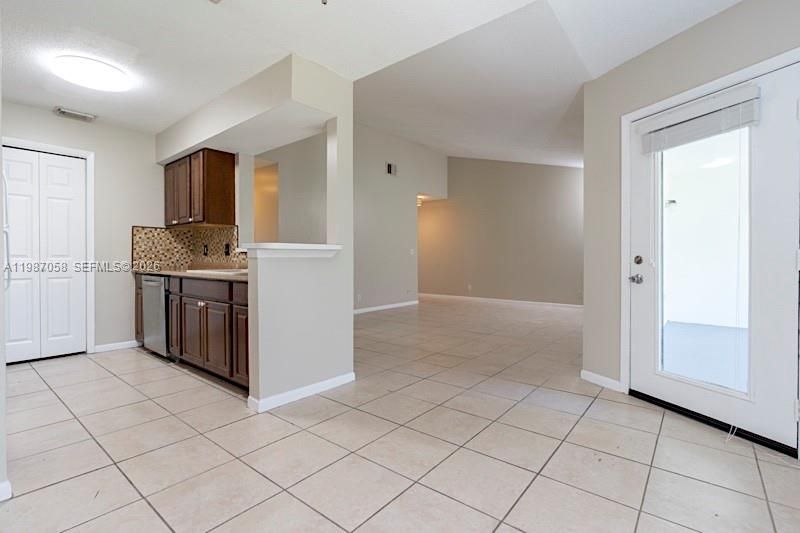 For Rent: $1,900 (2 beds, 2 baths, 884 Square Feet)