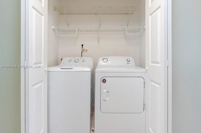 For Rent: $1,900 (2 beds, 2 baths, 884 Square Feet)