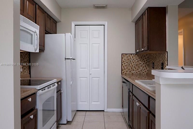For Rent: $1,900 (2 beds, 2 baths, 884 Square Feet)