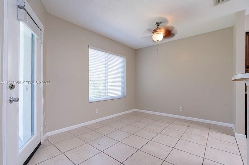 For Rent: $1,900 (2 beds, 2 baths, 884 Square Feet)