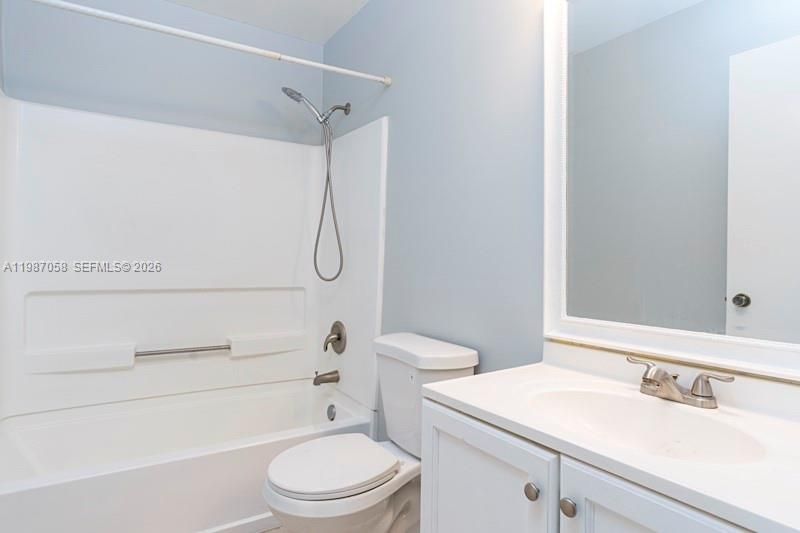 For Rent: $1,900 (2 beds, 2 baths, 884 Square Feet)