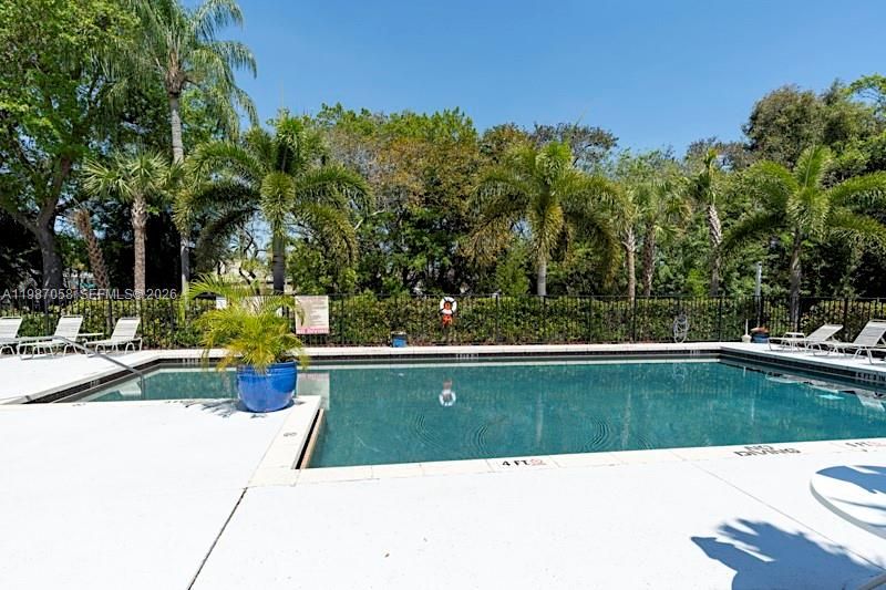 For Rent: $1,900 (2 beds, 2 baths, 884 Square Feet)