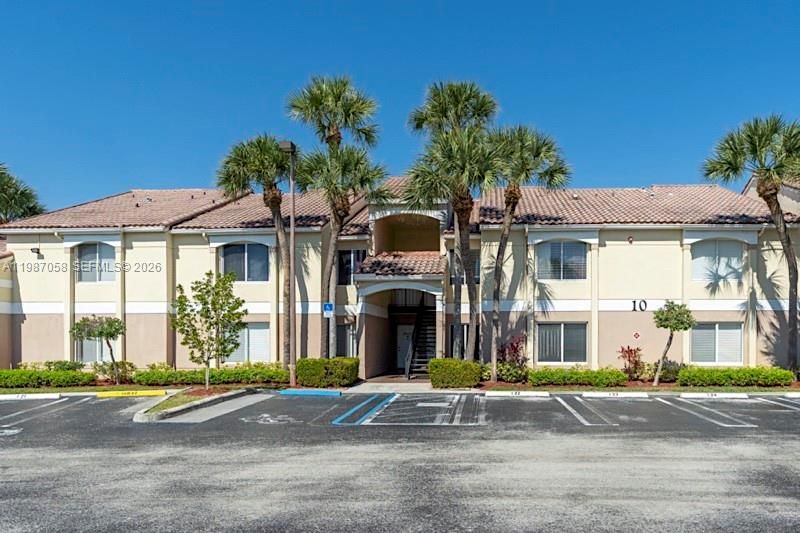 For Rent: $1,900 (2 beds, 2 baths, 884 Square Feet)