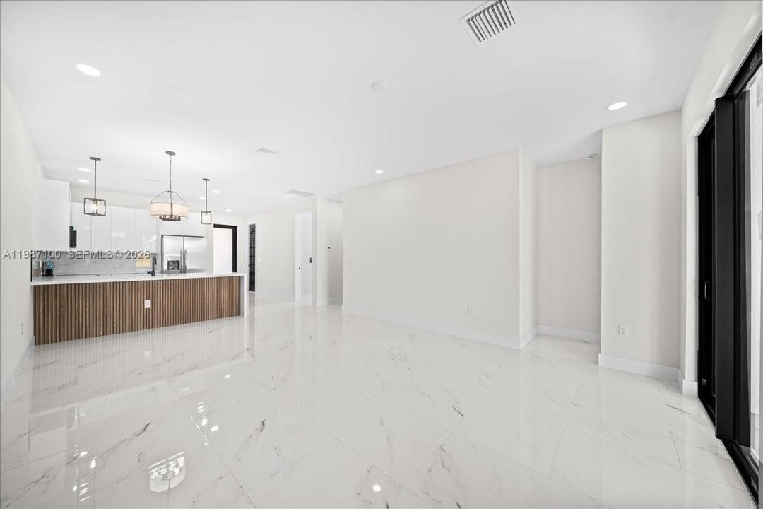 На продажу: $439,900 (0 спален, 0 ванн, 2400 Квадратных фут)