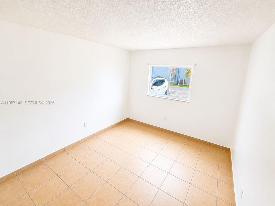 На продажу: $179,999 (2 спален, 1 ванн, 800 Квадратных фут)