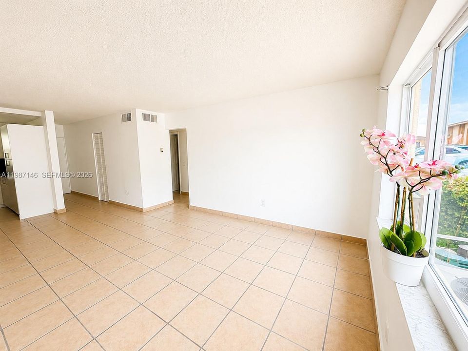 На продажу: $179,999 (2 спален, 1 ванн, 800 Квадратных фут)