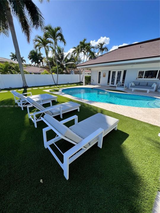 Recientemente alquilado: $14,500 (3 camas, 3 baños, 2217 Pies cuadrados)