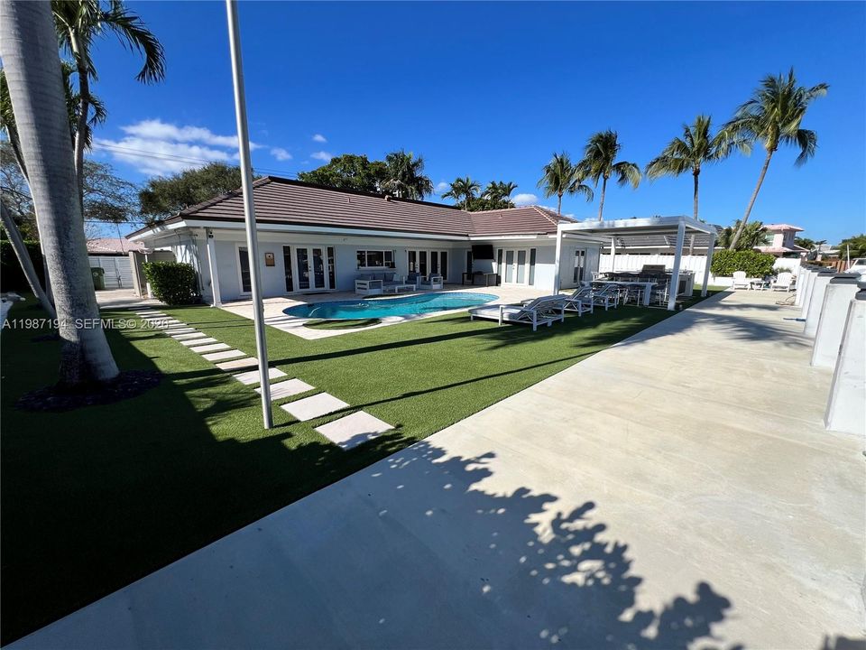 Recientemente alquilado: $14,500 (3 camas, 3 baños, 2217 Pies cuadrados)