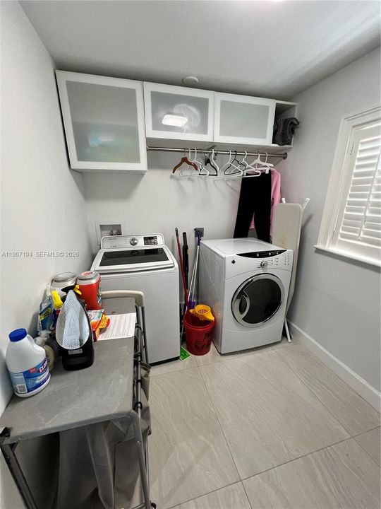 Recientemente alquilado: $14,500 (3 camas, 3 baños, 2217 Pies cuadrados)