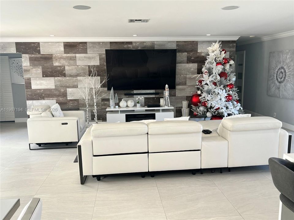 Recientemente alquilado: $14,500 (3 camas, 3 baños, 2217 Pies cuadrados)