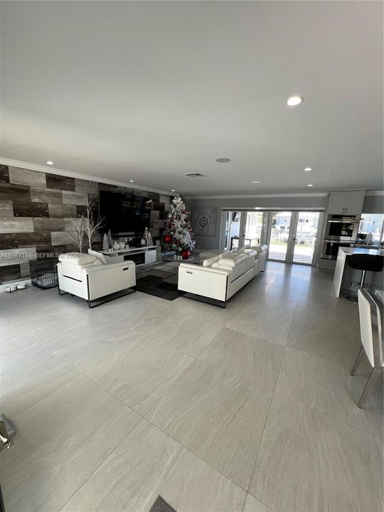 Recientemente alquilado: $14,500 (3 camas, 3 baños, 2217 Pies cuadrados)