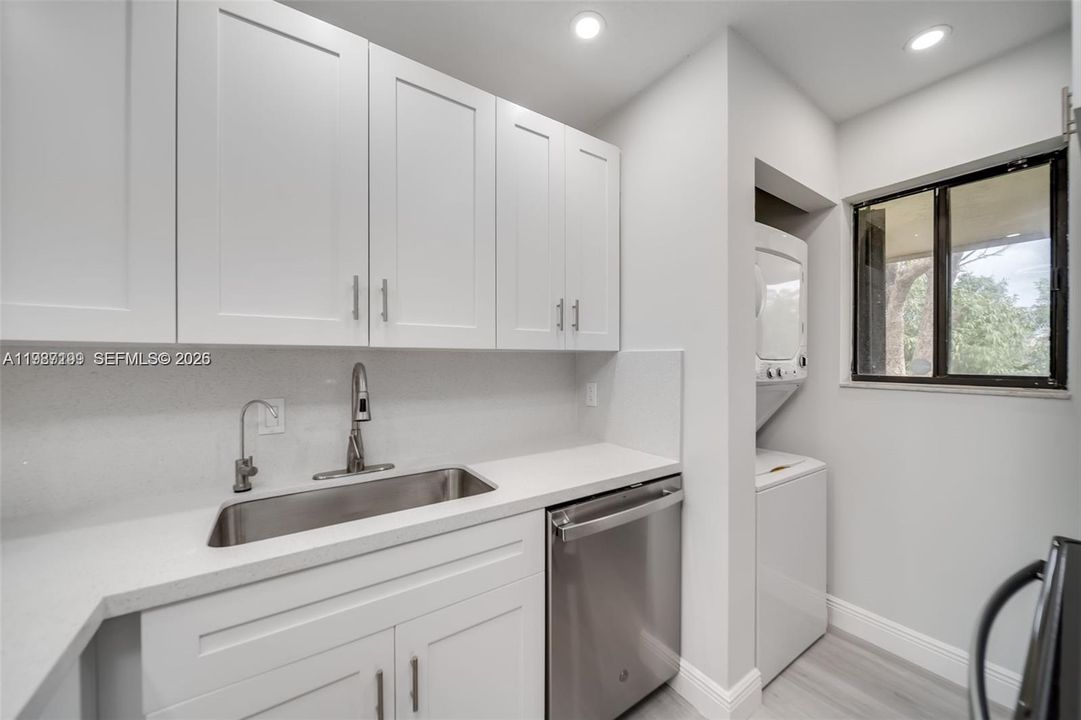 For Rent: $2,250 (2 beds, 2 baths, 887 Square Feet)