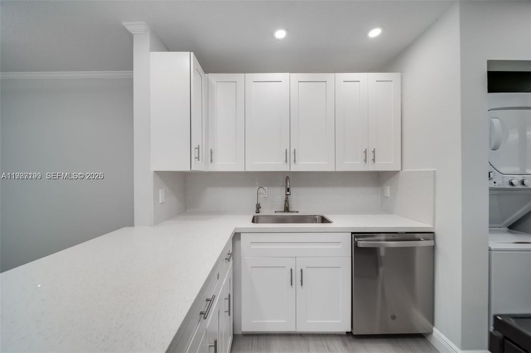 For Rent: $2,250 (2 beds, 2 baths, 887 Square Feet)