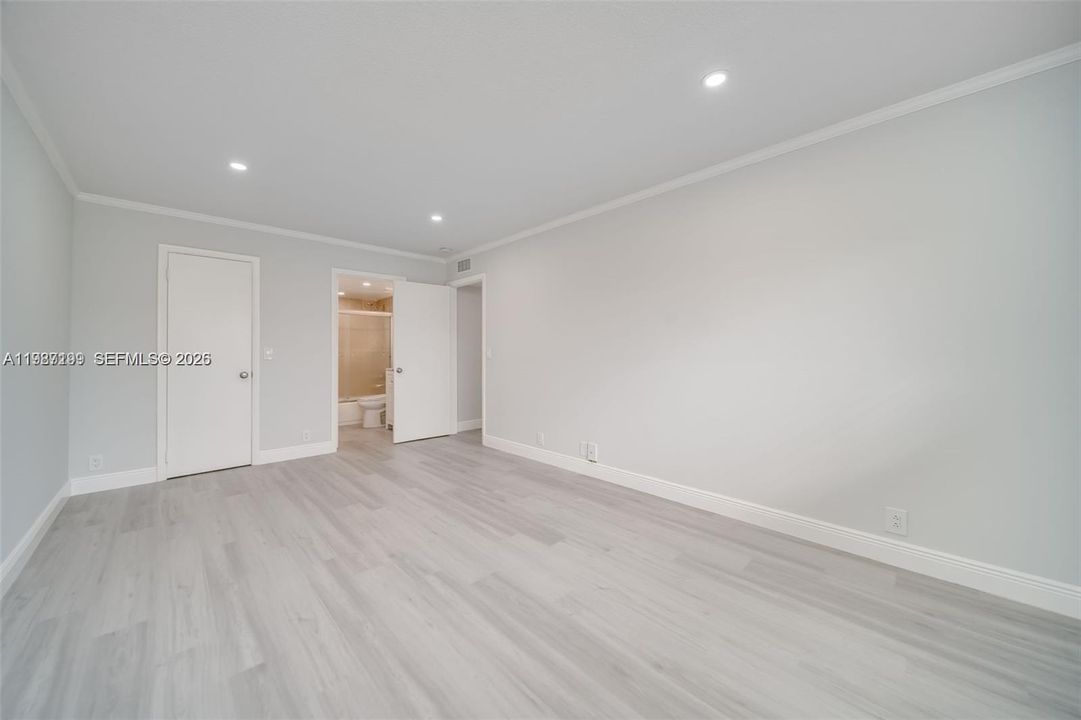 For Rent: $2,250 (2 beds, 2 baths, 887 Square Feet)