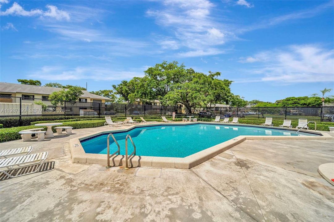 For Rent: $2,250 (2 beds, 2 baths, 887 Square Feet)