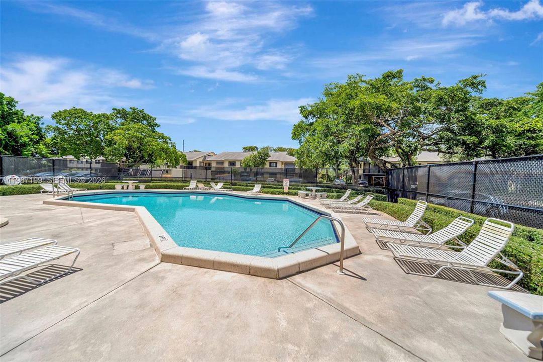 For Rent: $2,250 (2 beds, 2 baths, 887 Square Feet)