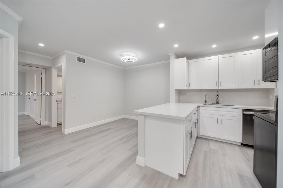 For Rent: $2,250 (2 beds, 2 baths, 887 Square Feet)