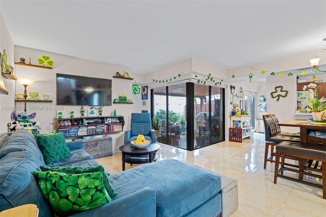Vendido Recientemente: $425,000 (3 camas, 2 baños, 1340 Pies cuadrados)