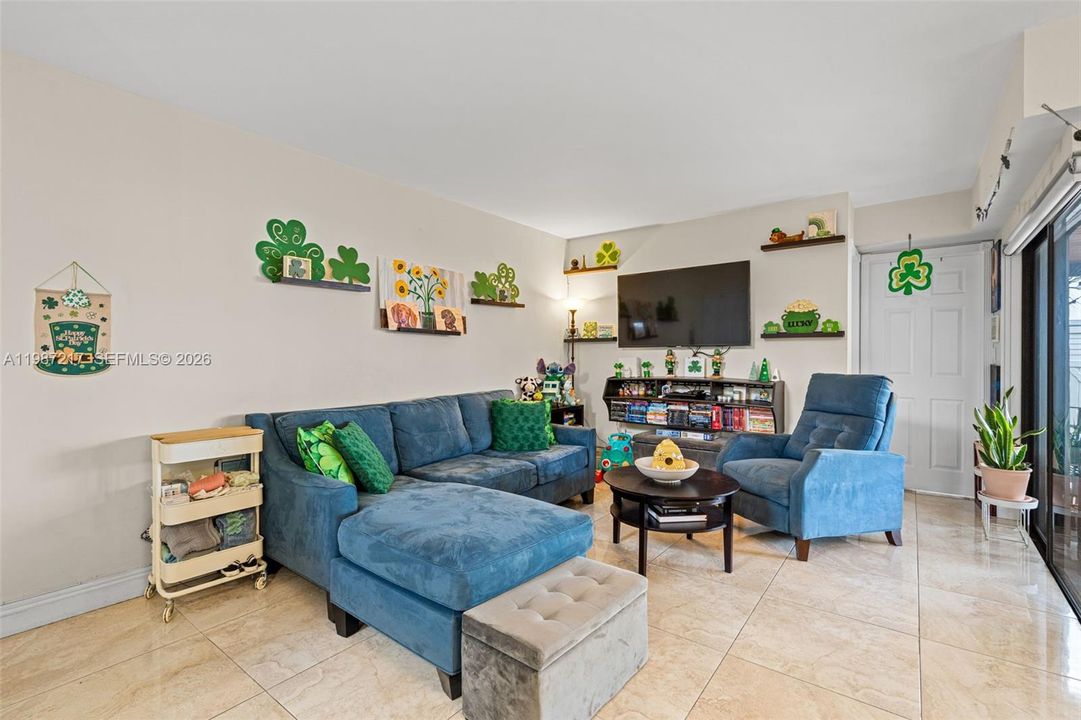 Vendido Recientemente: $425,000 (3 camas, 2 baños, 1340 Pies cuadrados)