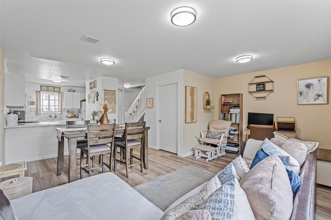 Activo con contrato: $265,000 (2 camas, 1 baños, 1140 Pies cuadrados)