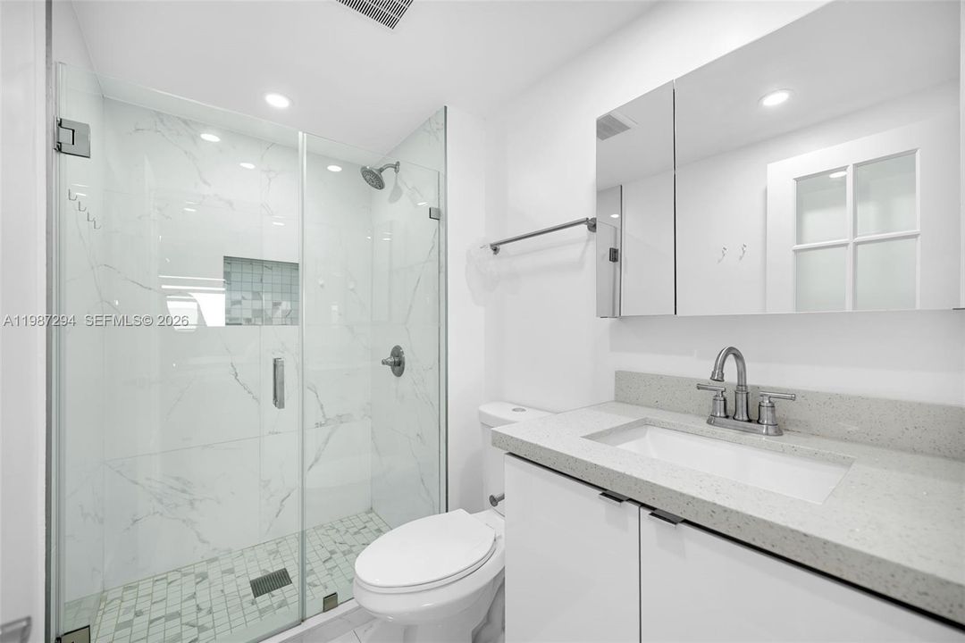 Activo con contrato: $249,000 (2 camas, 2 baños, 1000 Pies cuadrados)