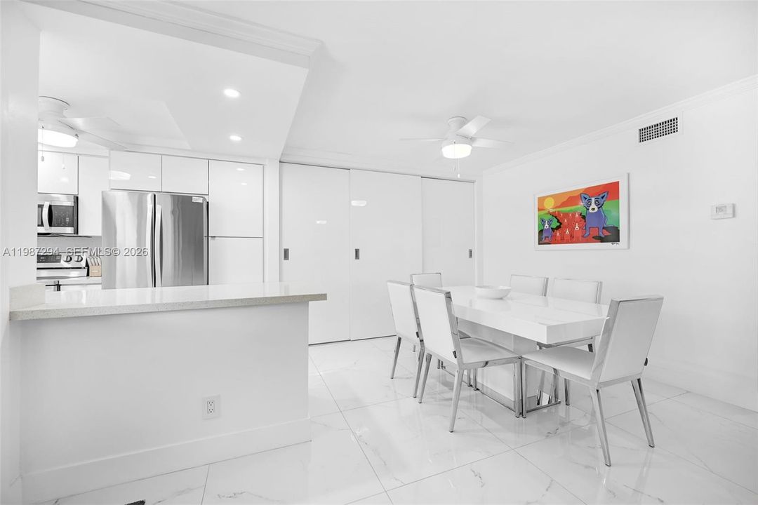 Activo con contrato: $249,000 (2 camas, 2 baños, 1000 Pies cuadrados)