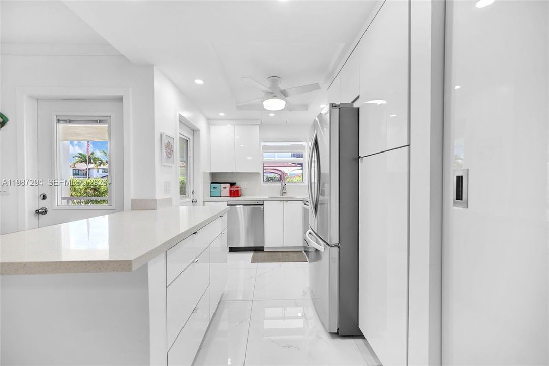 Activo con contrato: $249,000 (2 camas, 2 baños, 1000 Pies cuadrados)