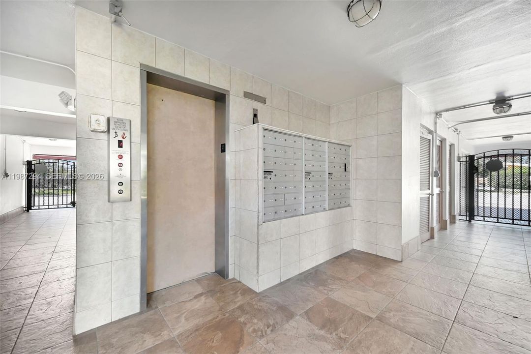 Activo con contrato: $249,000 (2 camas, 2 baños, 1000 Pies cuadrados)