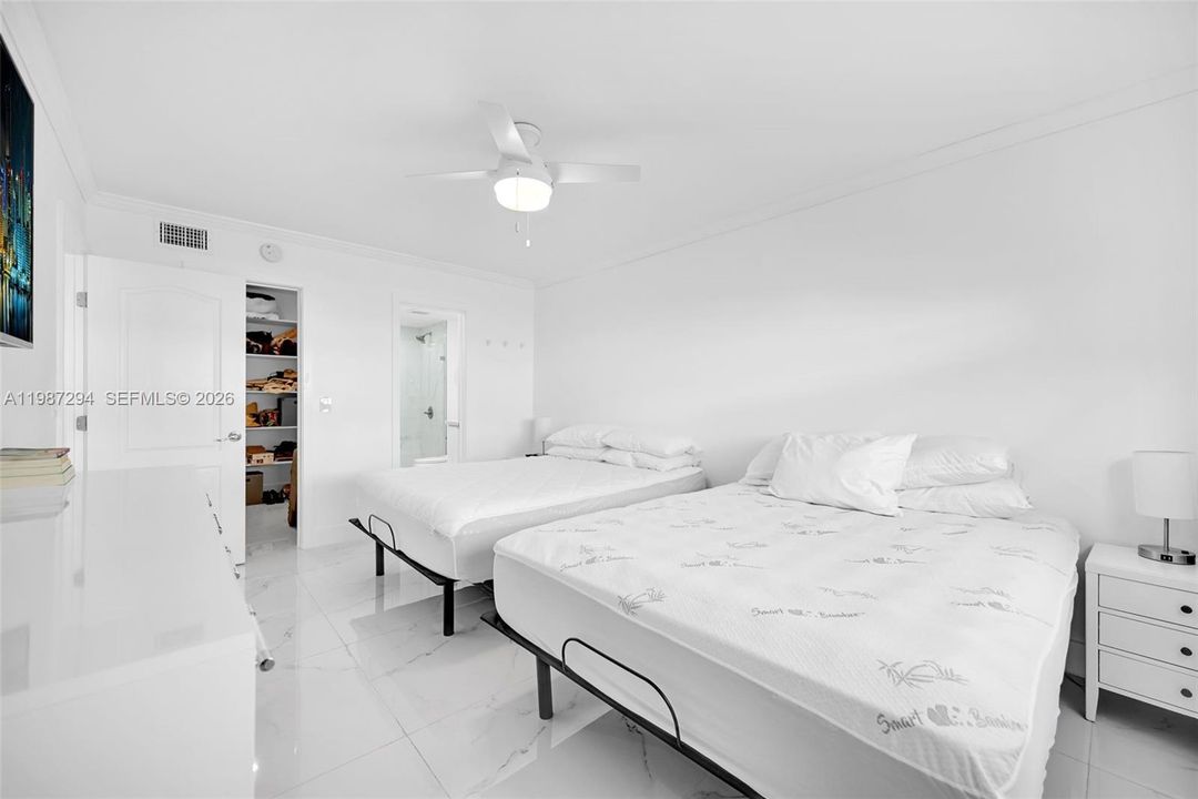 Activo con contrato: $249,000 (2 camas, 2 baños, 1000 Pies cuadrados)