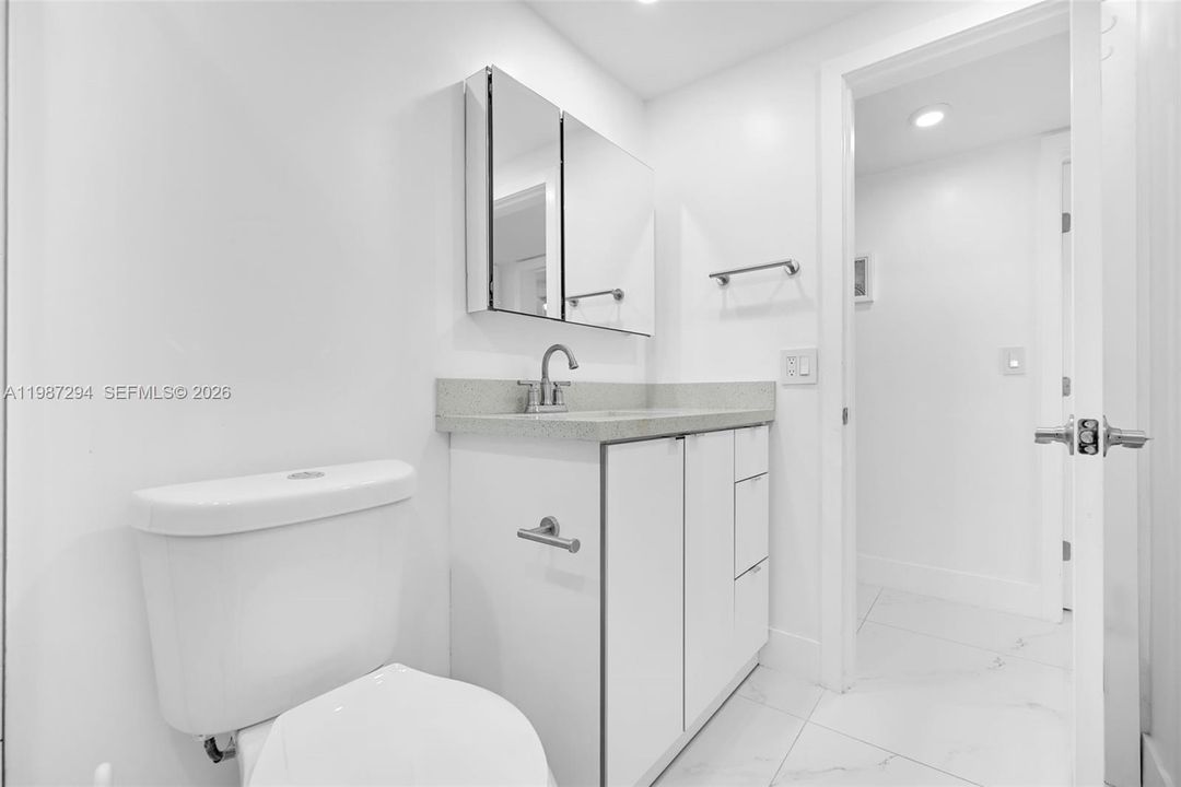 Activo con contrato: $249,000 (2 camas, 2 baños, 1000 Pies cuadrados)