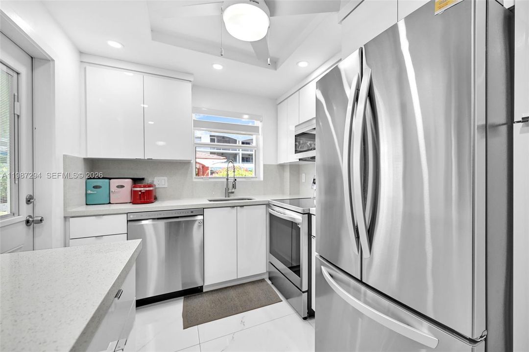Activo con contrato: $249,000 (2 camas, 2 baños, 1000 Pies cuadrados)